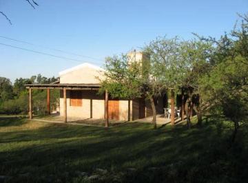Casa · 2010m² · 4 Ambientes · 1 Cochera · Casa en Los Aromos, a 1 Cuadra del Rio