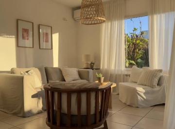 Casa · 110m² · 4 Ambientes · 4 Cocheras · Venta | Casa en Pilar del Este | 350 m de Terreno | 4 Amb | Piscina | Jardin | Oportunidad |