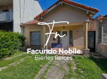 Casa de 4 ambientes, Almirante Brown · Chalet Clásico en Lote de 8,66 X 40 con Jardín y Gran Parque — Adrogué