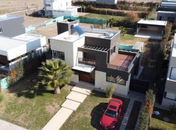 Casa · 300m² · 3 Dormitorios · Inmoestate Alquila Exclusiva Casa en Barrio Carrascal - Lunlunta, Lujan de Cuyo, Mendoza