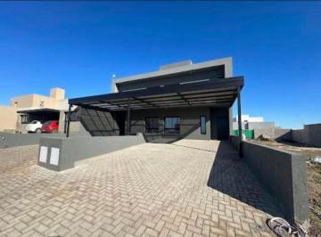 Casa de 4 ambientes, Córdoba · Docta 3 Dorm en Suite! + Cochera Doble! Excelente Zona!