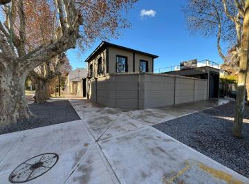 Casa · 169m² · 4 Ambientes · 1 Cochera · Casa en Lomas de Zamora Este