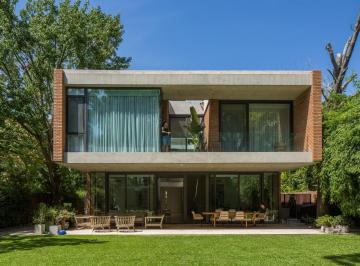 Casa · 801m² · 5 Ambientes · 7 Cocheras · Casa con Diseño de Arquitectura Única en San Isidro Chico