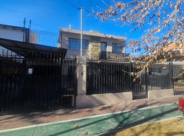 Casa · 190m² · 5 Ambientes · 3 Cocheras · Casa en Venta Godoy Cruz 4 Dormit. 2 Baños Cochera Triple Apta Credito