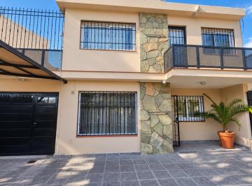 Casa · 190m² · 5 Ambientes · 3 Cocheras · Casa Apta Crédito con 4 Dorm. y Cochera Triple en Godoy Cruz