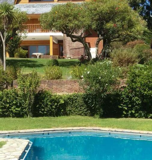 Casa · 412m² · 6 Ambientes · 2 Cocheras