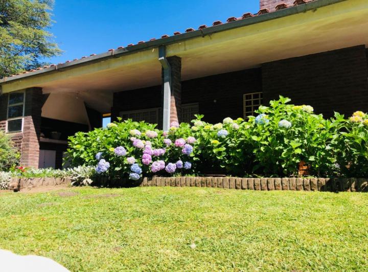Casa · 200m² · 3 Ambientes · 2 Cocheras