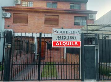 Casa de 4 ambientes, La Matanza · Triplex en Alquiler con 3 Dorm., 3 Baños, con Cochera y Patio en Villa Luzuriaga
