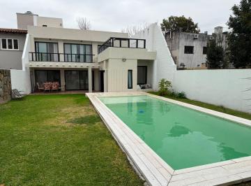 Casa · 270m² · 5 Ambientes · 2 Cocheras · Alquiler Casa 4 Amb + Escri C/ Pileta y Jardin