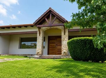 Casa · 526m² · 5 Dormitorios · 2 Cocheras · Imponente Residencia en Planta Baja – Country Estancia Q2, Mendiolaza
