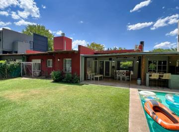Casa · 145m² · 4 Ambientes · 1 Cochera · Casa en Venta Barrio Fisherton Rosario 3 Dorm. Jardin Pileta Parrilla Amplio Luminoso