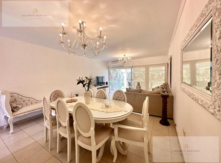 Casa · 200m² · 6 Ambientes · 2 Cocheras