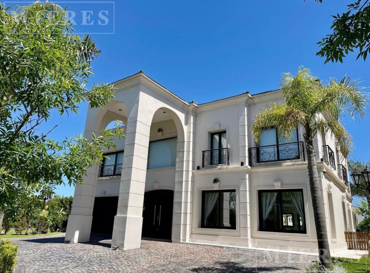 Casa · 400m² · 7 Ambientes · 2 Cocheras