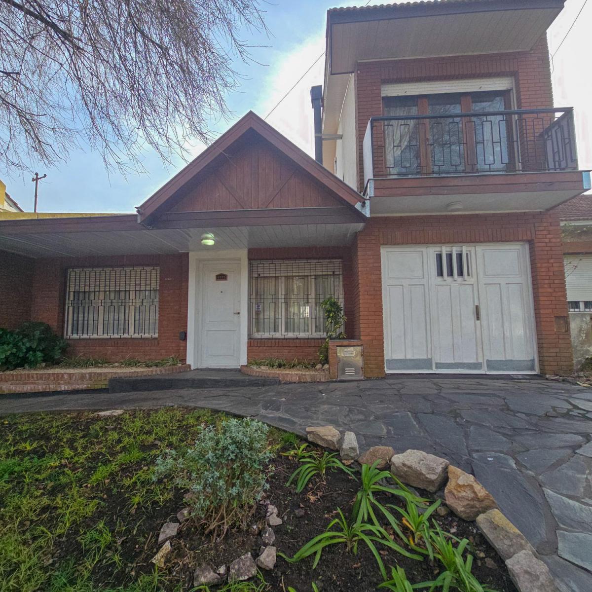 Chalet 3 amb con parque y garage + Depto 2 amb en planta alta