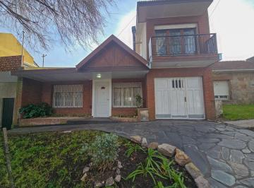 Casa · 3 Dormitorios · Chalet 3 Amb. Parque, Garage + Depto. 2 Amb. - Sarmiento y Pringles