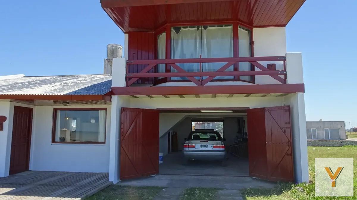 Casa 3 dorm, 175m² con cochera para 2 vehículos — Estado Plurinacional de Bolivia