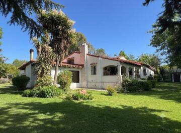 Casa · 360m² · 6 Ambientes · 2 Cocheras · Casa Calle Larrea Chacras de Coria
