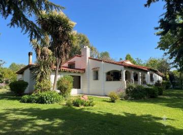 Casa · 300m² · 6 Ambientes · 2 Cocheras · Casa Calle Larrea Chacras de Coria