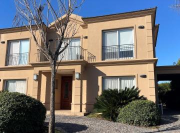 Casa · 240m² · 5 Ambientes · 1 Cochera · Casa en Alquiler en Los Alisos, Nordelta, Tigre