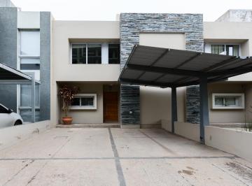 Casa · 154m² · 7 Ambientes · 1 Cochera · Amplio Dúplex de Categoría a La Venta