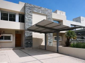 Casa · 154m² · 7 Ambientes · 1 Cochera · Amplio Dúplex de Categoría a La Venta