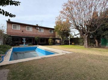 Casa · 207m² · 5 Ambientes · 7 Cocheras · Casa en Venta Pilar - con Piscina y Gran Lote