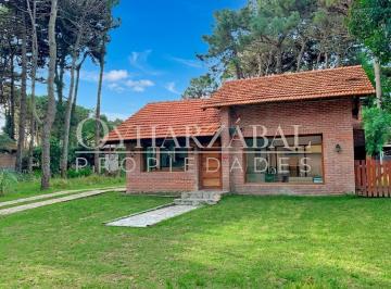 Casa · 900m² · 4 Ambientes · 1 Cochera · Casa en Venta y Alquiler Temporal