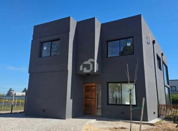 Casa · 220m² · 4 Ambientes · 1 Cochera · Casa en Venta en San Ramón, Pilar del Este, Pilar