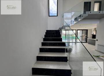 Casa · 199m² · 4 Ambientes · 2 Cocheras · Casa en Santa Sofía, 3 Dorm., 3 Baños.