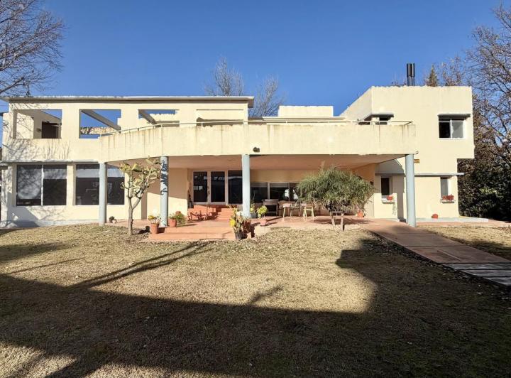 Casa · 1500m² · 7 Ambientes · 1 Cochera