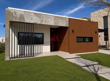 Casa · 145m² · 4 Ambientes · 1 Cochera · Casa en Venta en Santo Tomas, Derqui, Pilar