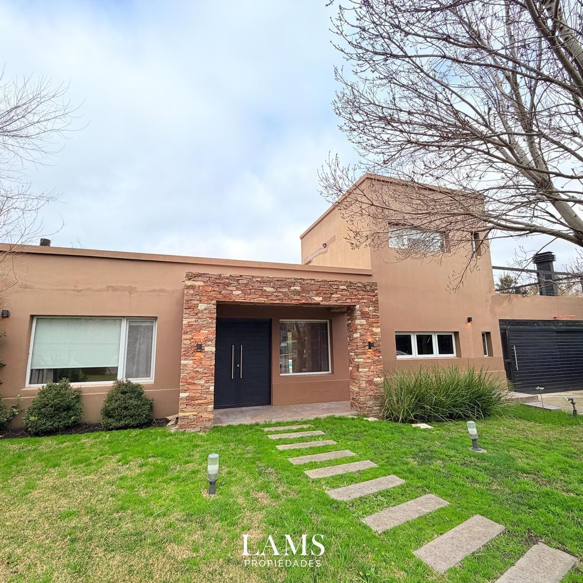 Casa 6 amb, 330m² en Barrio Privado Rumencó con piscina y cochera