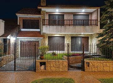 Casa · 240m² · 6 Ambientes · 2 Cocheras · Increible Chalet 5 Amb. C/ Depend. y Quincho - Punta Mogotes
