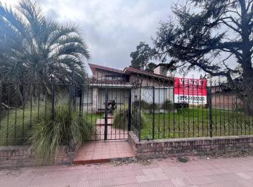 Casa · 1200m² · 10 Ambientes · 1 Cochera · Casa en Granja de Funes