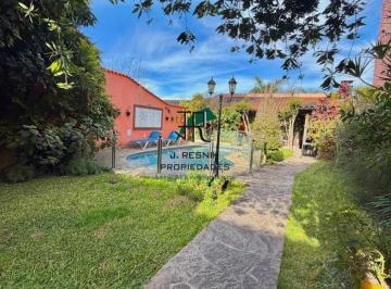 Casa · 260m² · 5 Ambientes · 1 Cochera · Excelente Casa 5 Ambientes con Pileta y Cochera