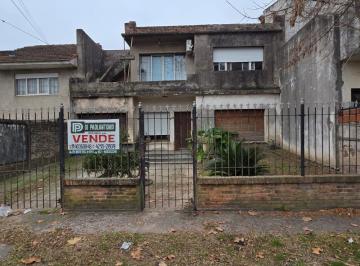 Casa · 330m² · 3 Ambientes · 1 Cochera · Casa en Platanos