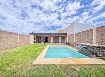 Casa · 191m² · 4 Ambientes · 2 Cocheras · Casa en Venta 2 Dorm. Pueblo Esther