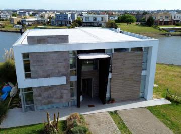 Casa · 1200m² · 4 Ambientes · 4 Cocheras · Casa a La Venta en San Sebastian