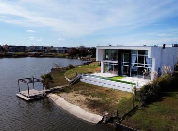 Casa · 1200m² · 4 Ambientes · 4 Cocheras · Casa a La Venta en San Sebastian