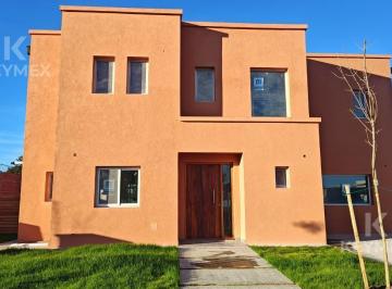Casa · 158m² · 5 Ambientes · 2 Cocheras · Casa Alquiler - 3 Dorm. - Santa Sofia - Pilar del Este