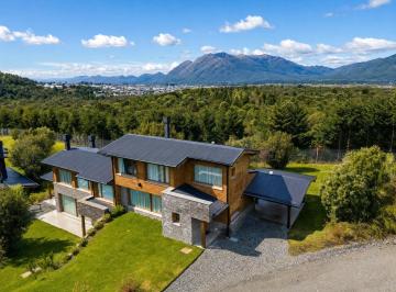 Casa · 118m² · 4 Ambientes · 1 Cochera · Townhouse de Lujo en Venta en Arelauquen Golf