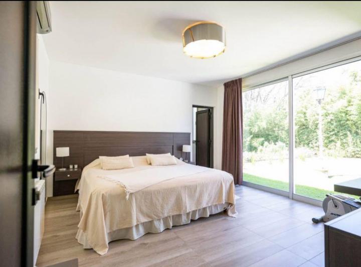 Casa · 270m² · 6 Ambientes · 3 Cocheras