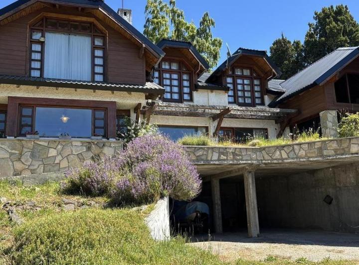 Casa · 345m² · 10 Ambientes · 1 Cochera
