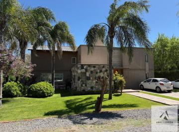 Casa · 1300m² · 7 Ambientes · 2 Cocheras · Hermosa Casa en Venta - Chacras de La Villa