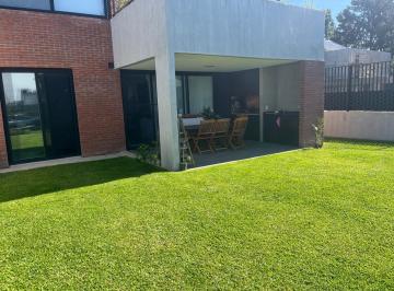 Casa · 79m² · 3 Ambientes · 2 Cocheras · Casa en Alquiler 3 Ambientes con Jardín Santa Ana Joven