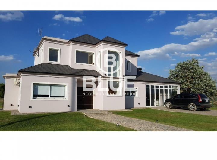Casa · 260m² · 6 Ambientes · 2 Cocheras