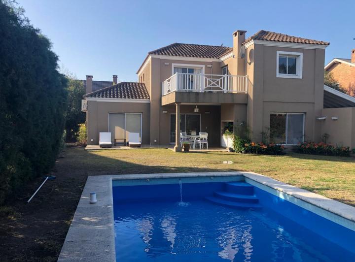 Casa · 200m² · 4 Ambientes · 2 Cocheras