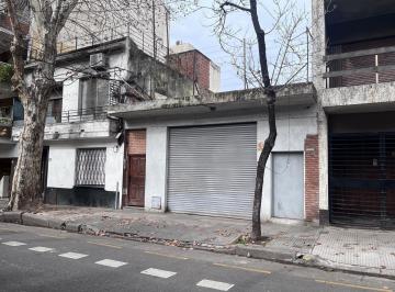 Local comercial · 110m² · Oportunidad en Flores – Local Comercial / Taller / Depósito con Portón de Ingeso