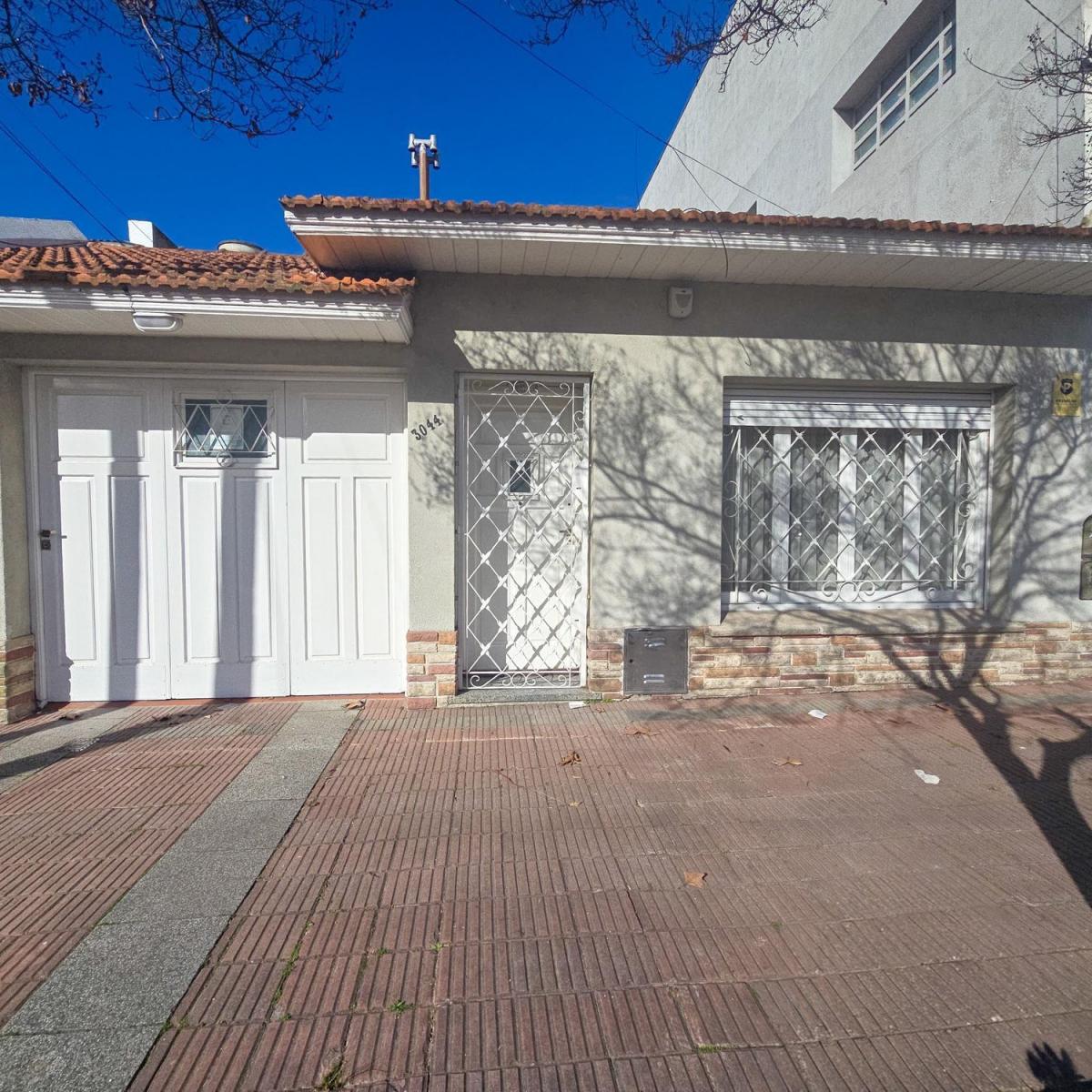 Casa 3 ambientes con garage y patio — 14 de Julio