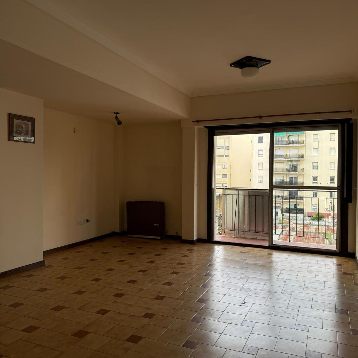 Departamento de 4ambientes a la calle con cochera y balcón saliente